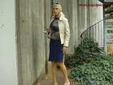 025011 Genevieve  Has To Take An Urgent Pee When She Arrives At La Defense 4