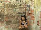 016143 Eve Has To Avoid An Audience To Pee By The Gateway 6