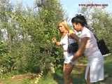 023050 Ewa Makes A Pee Stop At A Vineyard 4