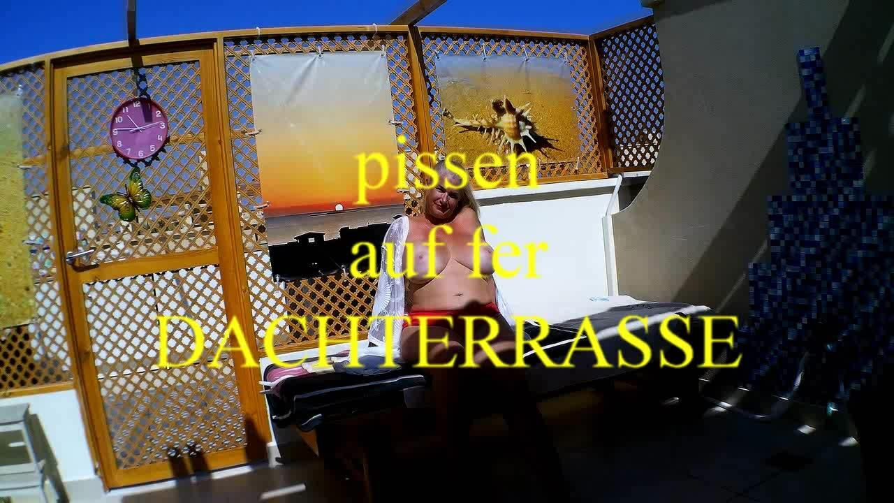 Cindy's hot world | pissing on the roof terrace